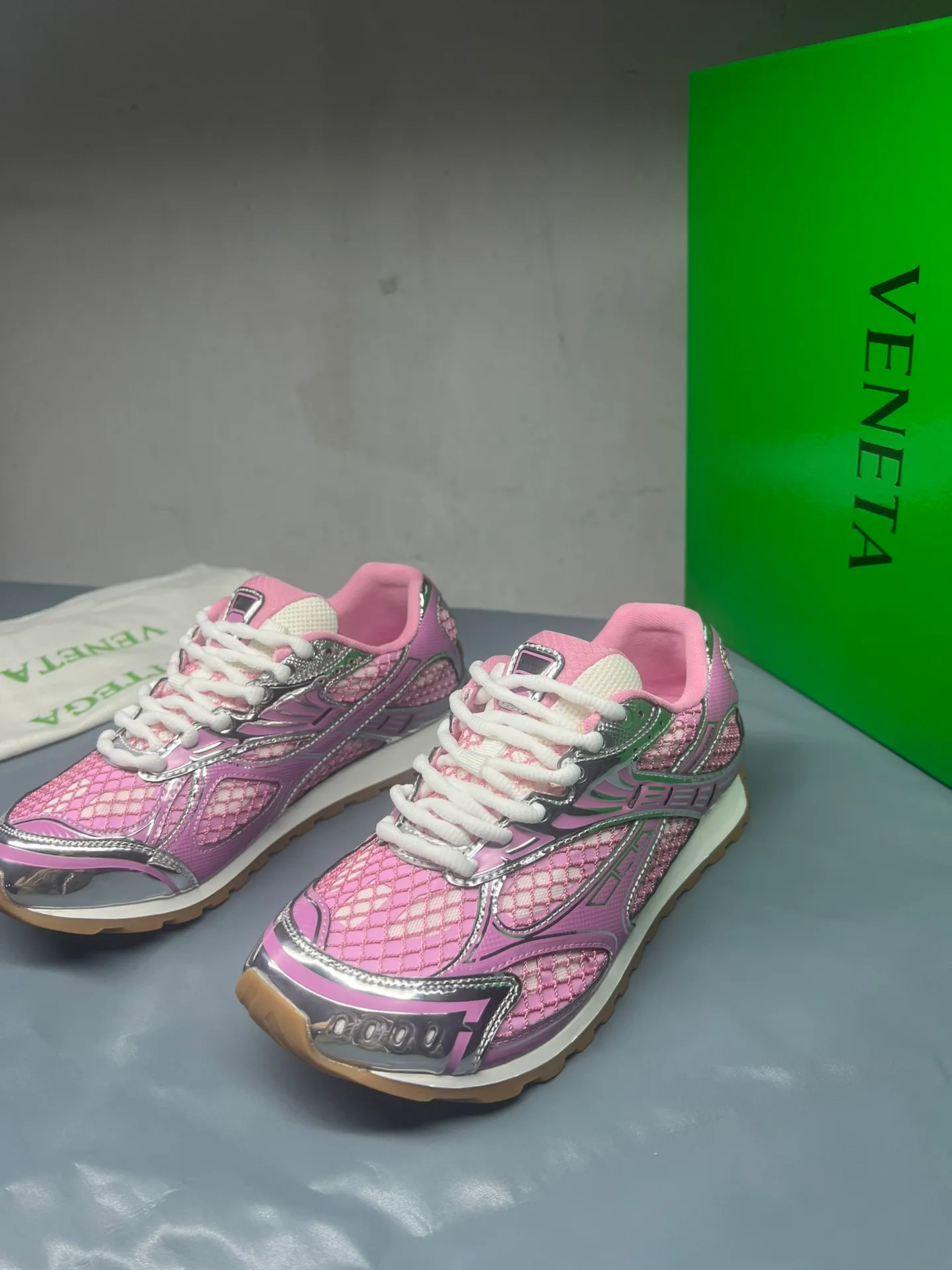 👟👟Ex-factory price 600👟👟 Men's size +10 Real photos 🔥🔥BV Orbit sneakers Wang Yibo's same style couple's dad shoes Runner sneakers, made of lightweight technical mesh fabric. Matched with geometric pattern designed rubber outsole, Wang Zha series high version. Look for the package technology. It is actually a lot taller, but the legs are still slim. Very nice, playable and durable. Matched to the standard💯 Package shoe technology. Look for the high version. The outsole is made of color-blocked TPU outsole. Women's model 35 36 37 38 39 40 41 42 (40 41 42 43 44 45 customized) (Customer logo can be accepted without refund or exchange at a favorable price) Equipped with original packaging